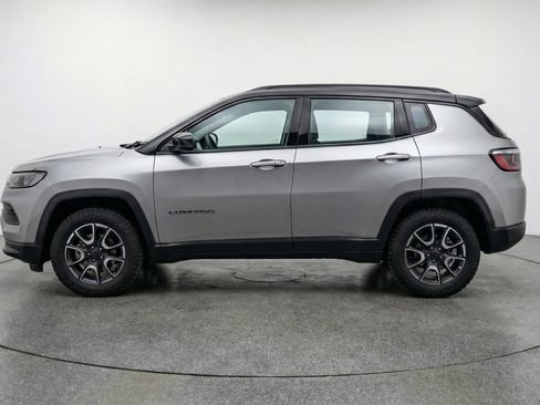 Used 2025 Jeep Compass Trailhawk image 5