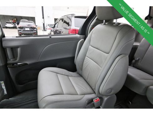 Used 2018 Toyota Sienna XLE image 13