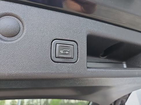 Used 2023 Chevrolet Equinox Premier FWD image 92