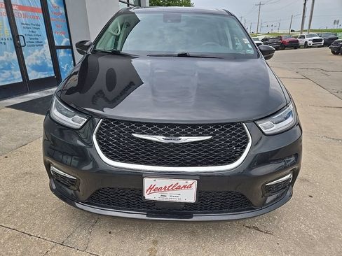 Used 2023 Chrysler Pacifica Touring-L FWD image 16