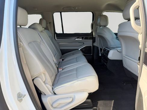 Used 2024 Jeep Wagoneer L Series II w/ Flexible Seating Group AWD/4WD image 13