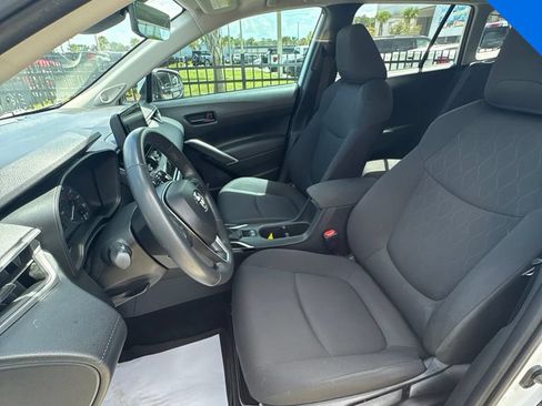 Used 2024 Toyota Corolla Cross LE w/ Moonroof Package FWD image 14