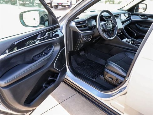 Used 2022 Jeep Grand Cherokee Trailhawk image 32