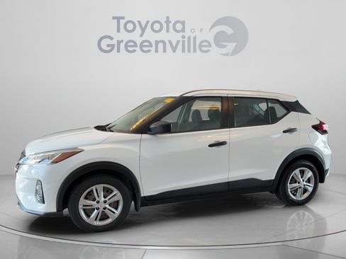 Used 2022 Nissan Kicks S FWD image 2