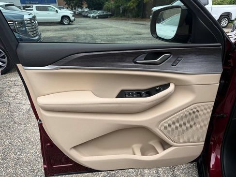 Used 2023 Jeep Grand Cherokee L Limited w/ Luxury Tech Group II AWD/4WD image 12