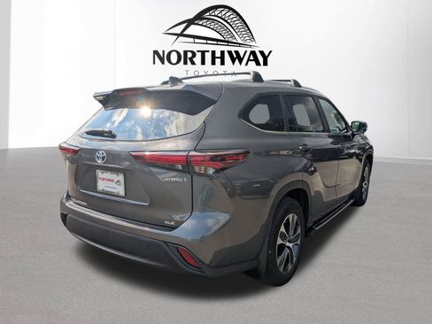 Certified 2024 Toyota Highlander XLE AWD/4WD image 3