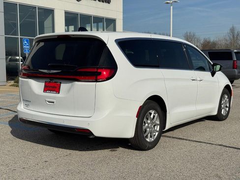 New 2026 Chrysler Pacifica Select image 4