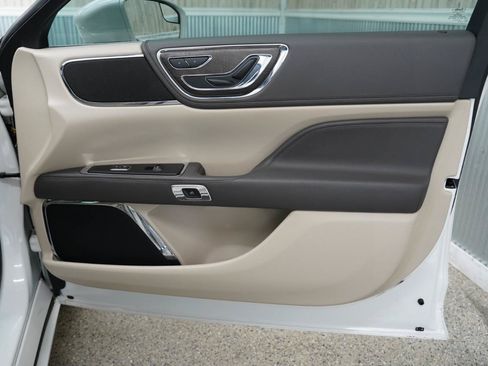 Used 2018 Lincoln Continental Select w/ Continental Climate Package FWD image 29