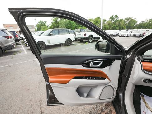 Used 2023 Jeep Compass Limited AWD/4WD image 10