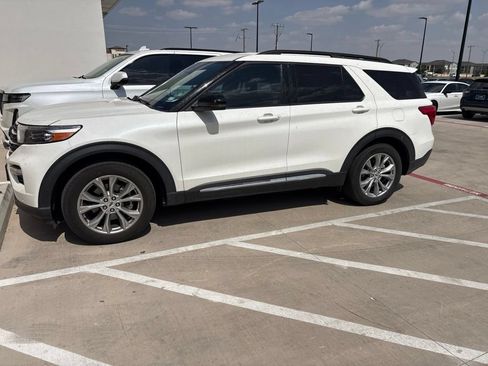 Used 2024 Ford Explorer XLT w/ Equipment Group 202A RWD image 4