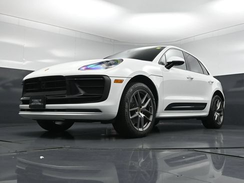 Used 2025 Porsche Macan AWD/4WD image 22