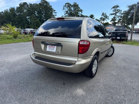 Used 2005 Chrysler Town & Country FWD image 32