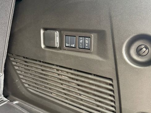 Used 2025 GMC Yukon AT4 w/ AT4 Premium Package image 15