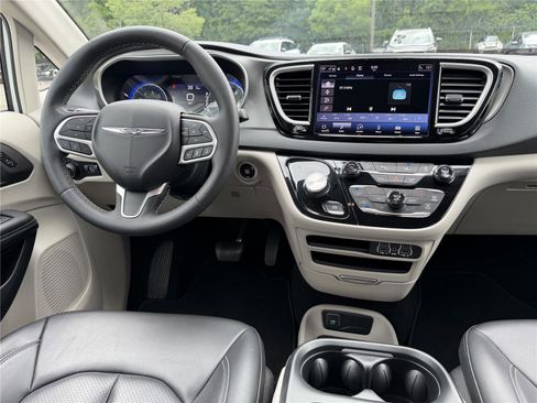 Used 2023 Chrysler Pacifica Touring-L FWD image 3