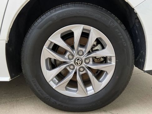 Used 2024 Toyota Sienna LE FWD image 8