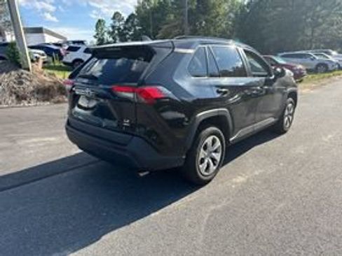 Used 2021 Toyota RAV4 LE AWD/4WD image 5