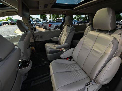 Used 2011 Toyota Sienna Limited w/ Premium Pkg FWD image 21