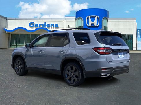 Used 2025 Honda Pilot Sport image 4