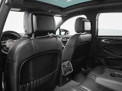 Certified 2021 Porsche Macan AWD/4WD image 38