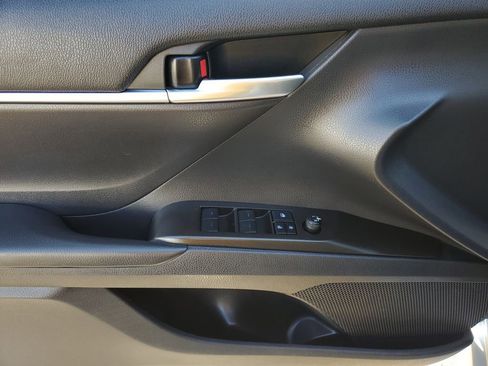 Used 2022 Toyota Camry LE image 10