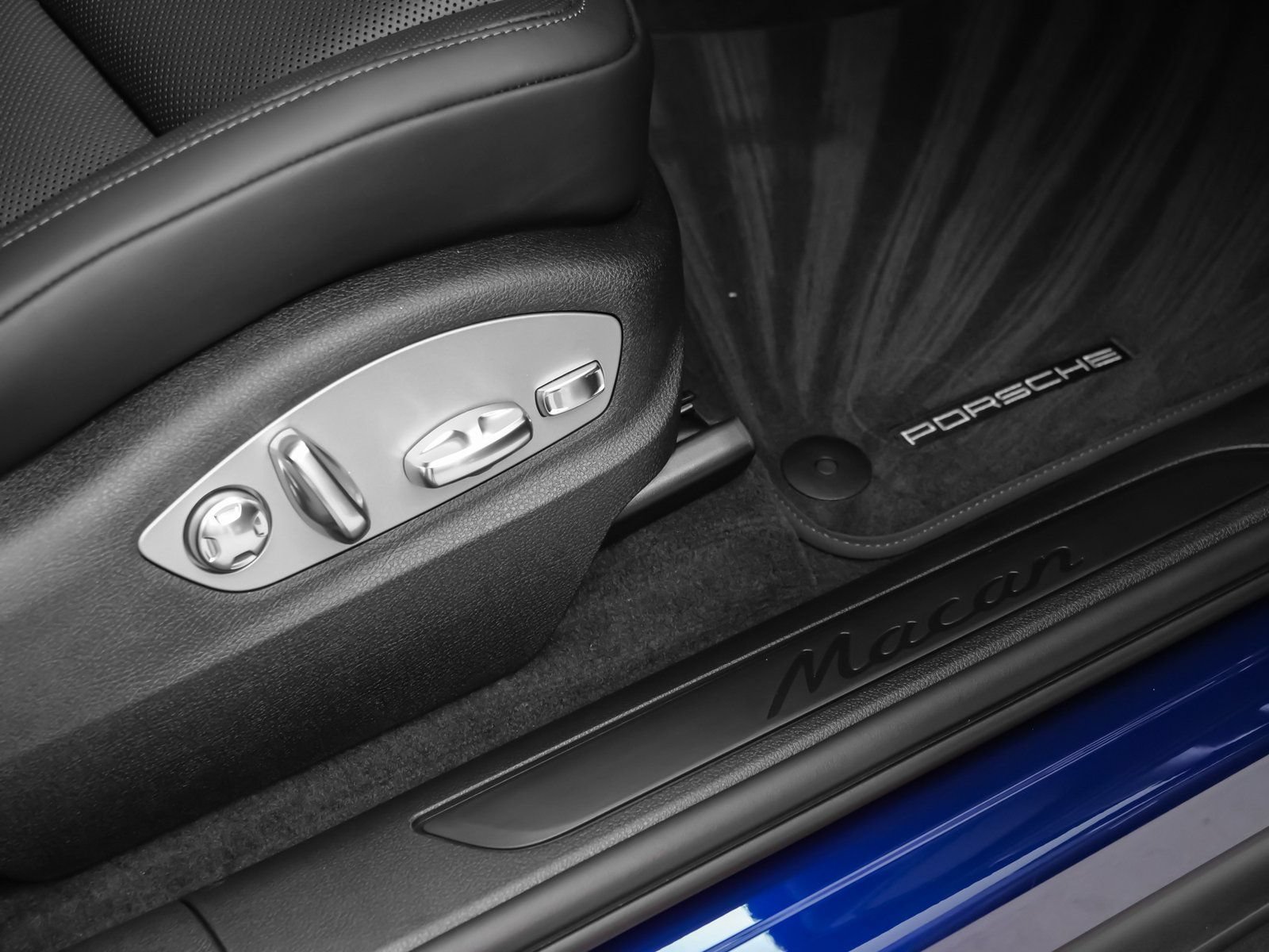 Certified 2025 Porsche Macan AWD/4WD image 20
