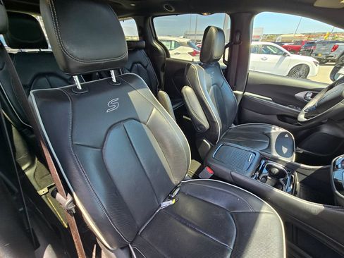 Used 2025 Chrysler Pacifica Limited FWD image 10