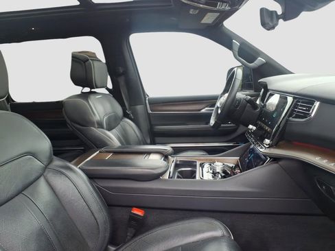 Used 2023 Jeep Grand Wagoneer L Series II image 12