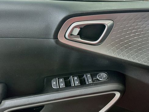 Used 2025 Kia Soul LX w/ LX Technology Package FWD image 15