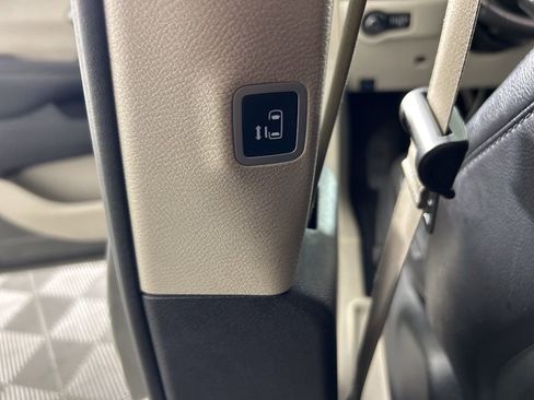 Used 2022 Chrysler Pacifica Touring-L FWD image 32