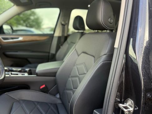 Certified 2025 Volkswagen Atlas SE image 8