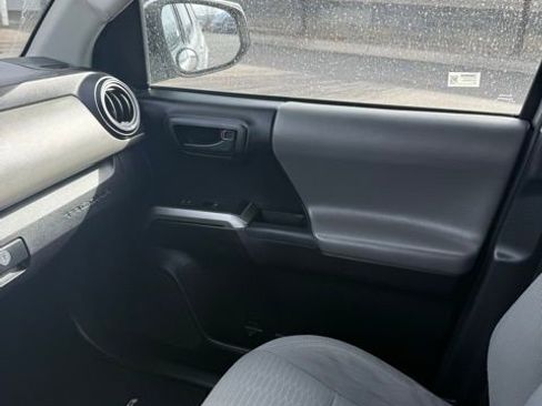 Used 2017 Toyota Tacoma SR5 RWD image 31