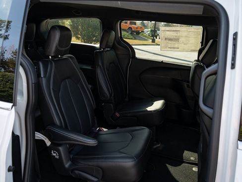 New 2026 Chrysler Voyager LX image 21