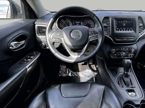 Used 2019 Jeep Cherokee Latitude Plus w/ Comfort/Convenience Group FWD image 6