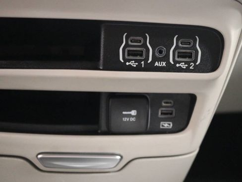 Used 2023 Chrysler Pacifica Touring-L image 54