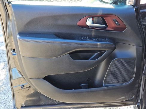 Used 2020 Chrysler Pacifica Touring-L image 14