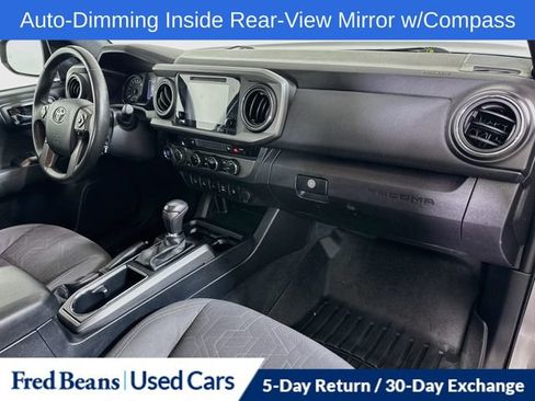Used 2017 Toyota Tacoma TRD Off-Road w/ Premium & Technology Package AWD/4WD image 34