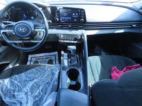 Used 2022 Hyundai Elantra SEL w/ Convenience Package FWD image 7