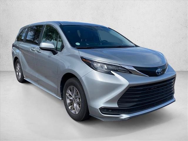 Used 2025 Toyota Sienna LE FWD image 3