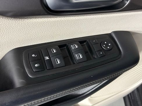 Used 2023 Chrysler Pacifica Touring-L FWD image 15