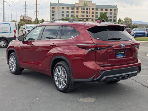 Used 2024 Toyota Highlander Limited AWD/4WD image 4