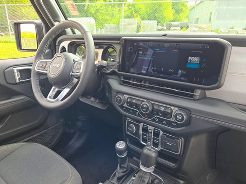 Certified 2025 Jeep Wrangler Unlimited Sahara w/ Safety Group AWD/4WD image 7