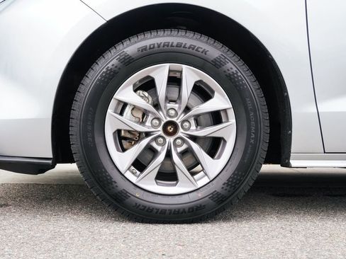 Used 2025 Toyota Sienna XLE FWD image 33