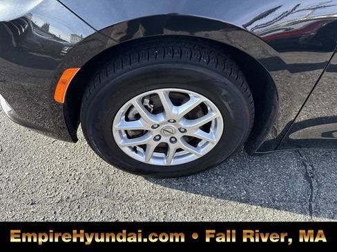 Used 2023 Chrysler Pacifica Touring-L image 12