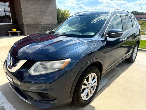 Used 2015 Nissan Rogue SV image 2