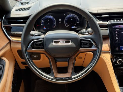 Used 2025 Jeep Grand Cherokee L Summit AWD/4WD image 16