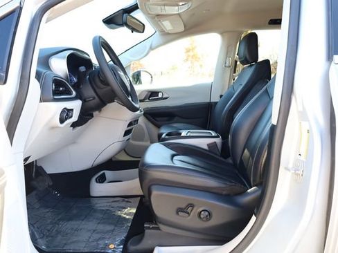 Used 2024 Chrysler Pacifica Select image 11