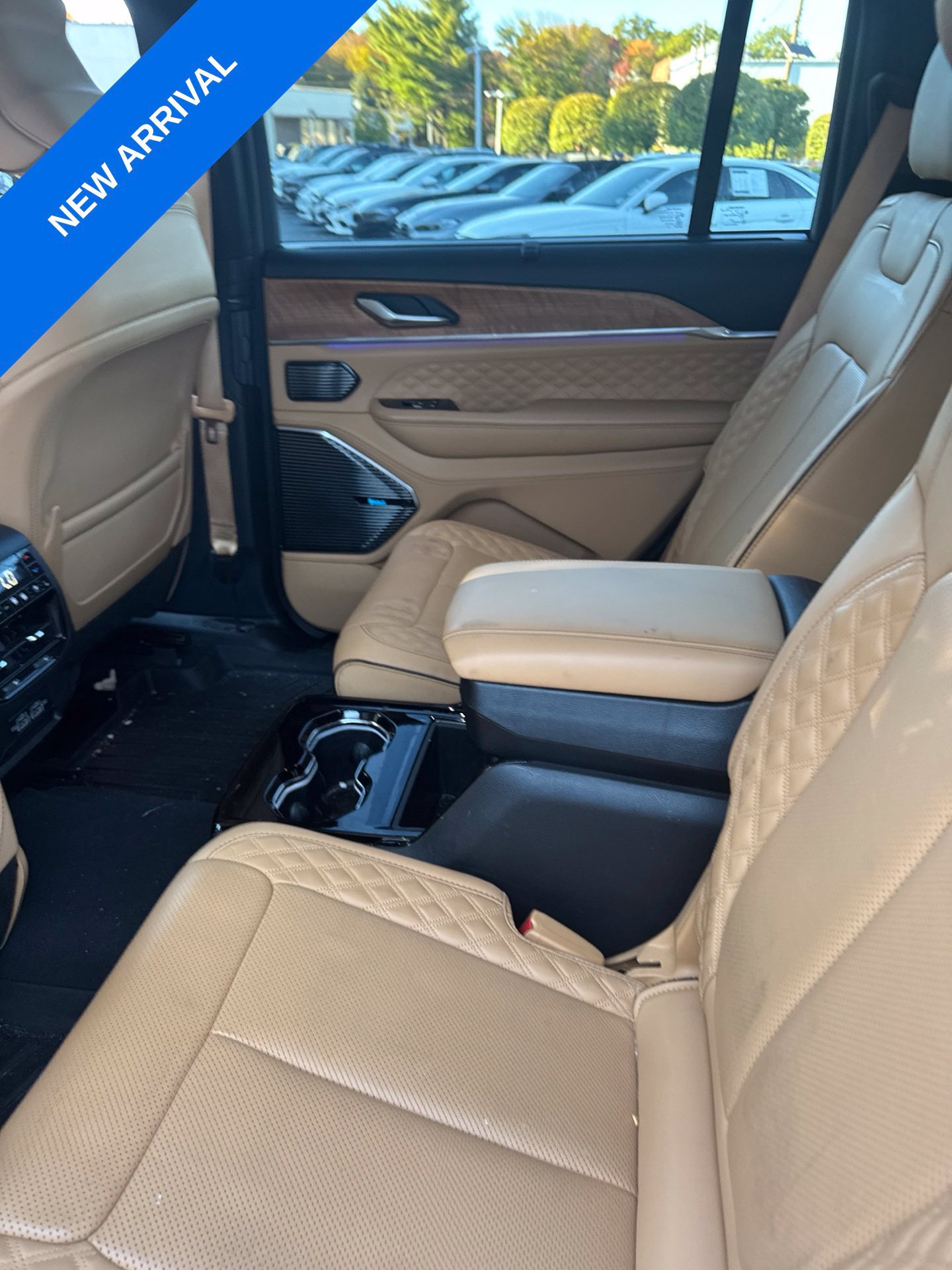 Used 2023 Jeep Grand Cherokee L Summit AWD/4WD image 10