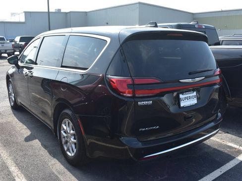Used 2024 Chrysler Pacifica Touring-L FWD image 6