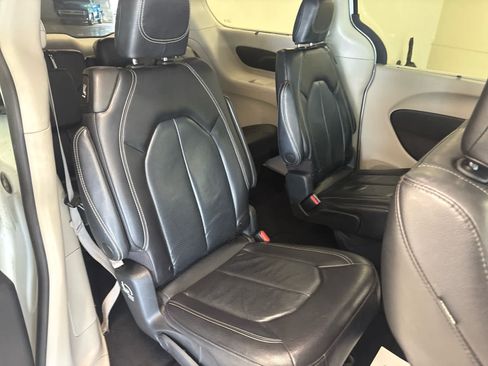 Used 2022 Chrysler Pacifica Touring-L FWD image 14