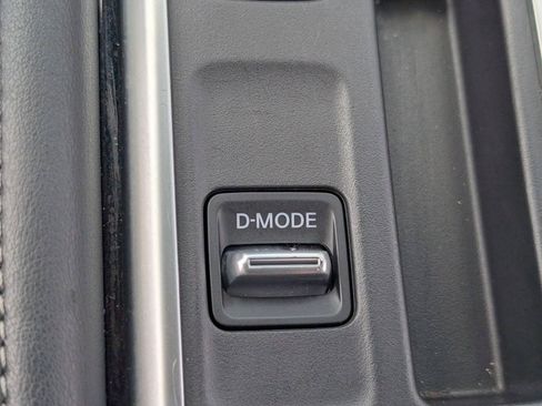 Used 2025 Nissan Pathfinder SV FWD image 21